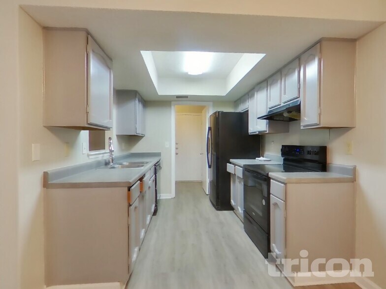 Building Photo - 7527 Ledgebrook Dr