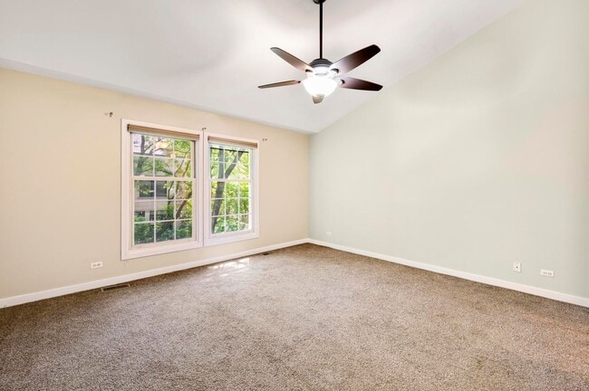 Building Photo - SOUTH LOOP - Gorgeous 3BD/2BTH Townhouse in gated community!