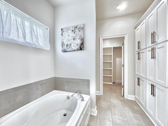 Building Photo - Elegant Townhouse in StoneLake Village – Stylish 3BR/2BA with Garage & Patio