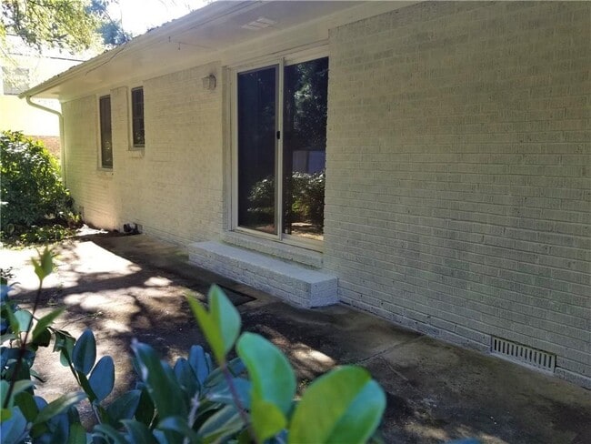 Building Photo - 2467 Woodside Way