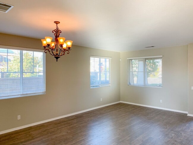 Building Photo - Large 5-Bedroom Home in the Heart of Lake ...
