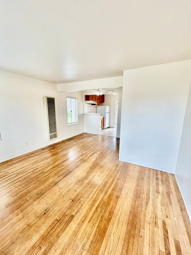 Building Photo - Bright & Airy 2 Bed / 1 Bath Apartment in Point Loma!