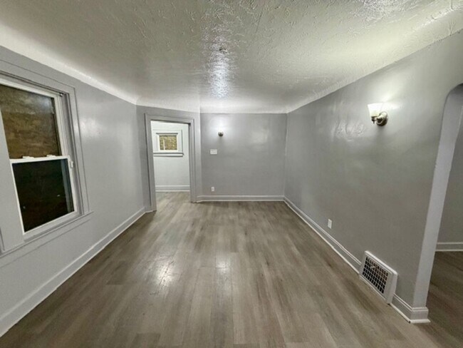 Building Photo - 4 Bedroom 2 Bath Brick Tudor For Lease Wel...