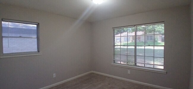 Building Photo - Beautiful 7 beds 3 baths in Ryanwood!