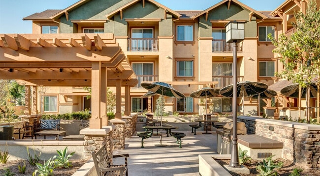 Building Photo - Broadway Villas