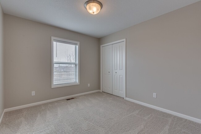 Building Photo - 3bd 3ba 2 car garage available July 2026