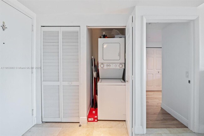 Building Photo - 2475 Brickell Ave