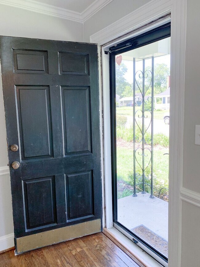 Building Photo - 3 Bedrooms 2 Full Bathrooms with fenced in...