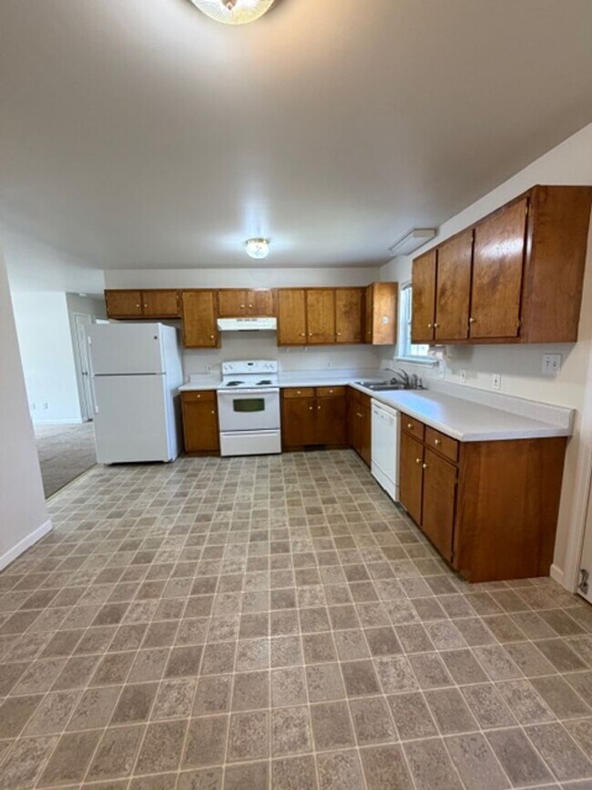 Building Photo - Well Maintained 2 Bedroom 2 Bath Duplex with Garage