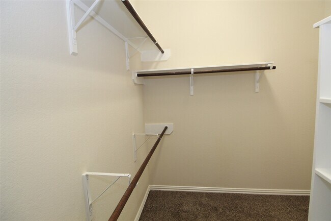 Building Photo - 627 Oak Cir Dr E