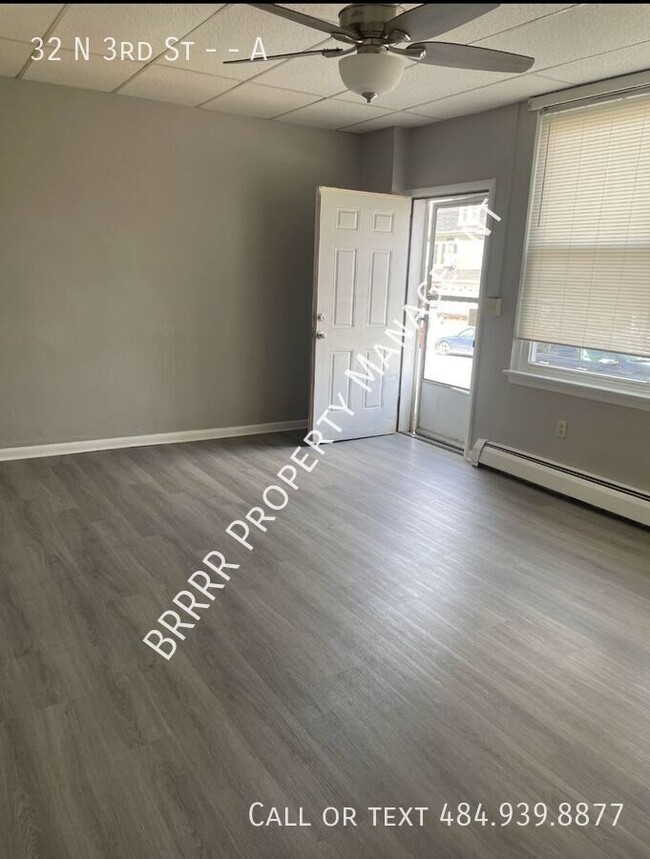 Building Photo - Spacious 1 bedroom 1st floor apartment