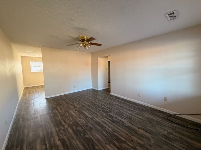 Building Photo - 1502 S Commerce Ave