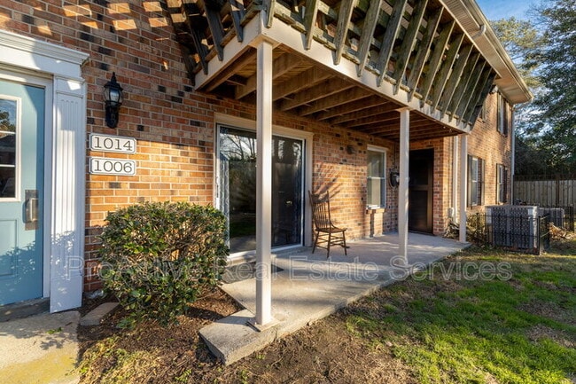 Building Photo - 1006 Barclay Square