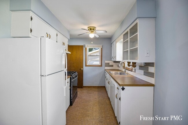Building Photo - Bright & Spacious Family Home with Garage