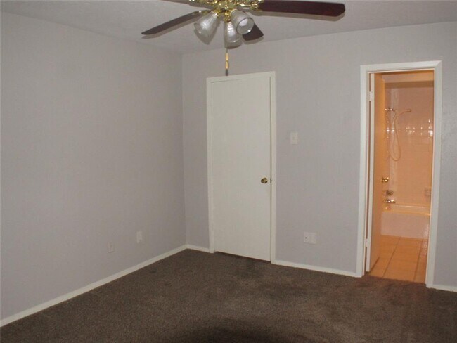 Building Photo - 10406 Shadow Bend Dr