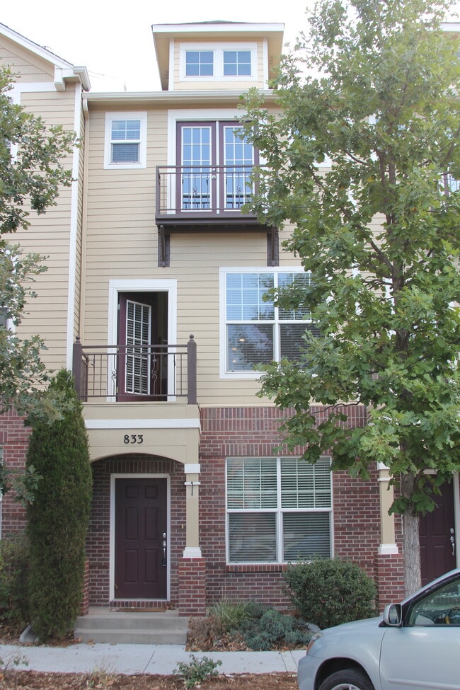 Building Photo - 833 S Weber St