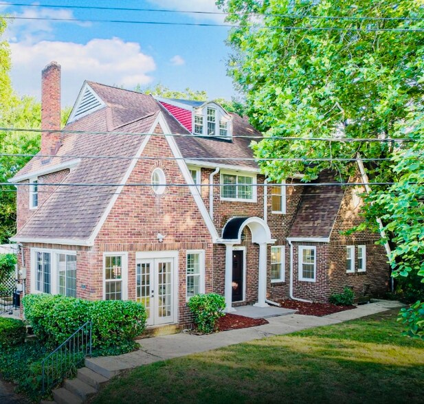 Primary Photo - 2421 Airport Dr