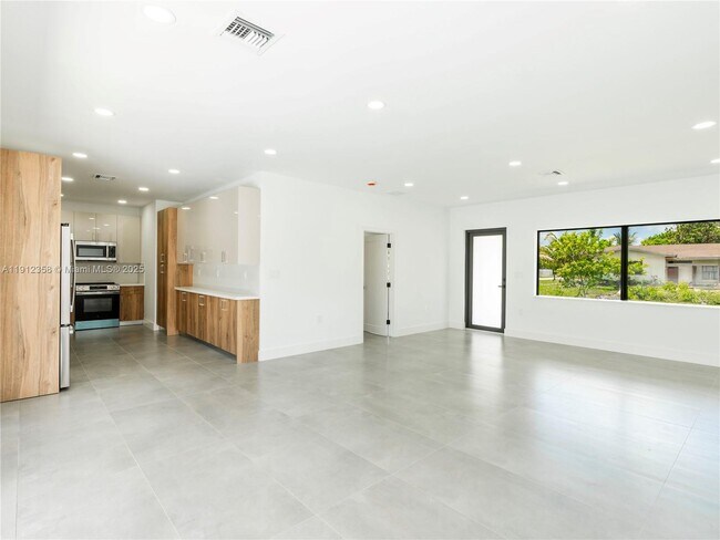 Building Photo - 1181 NE 202nd St