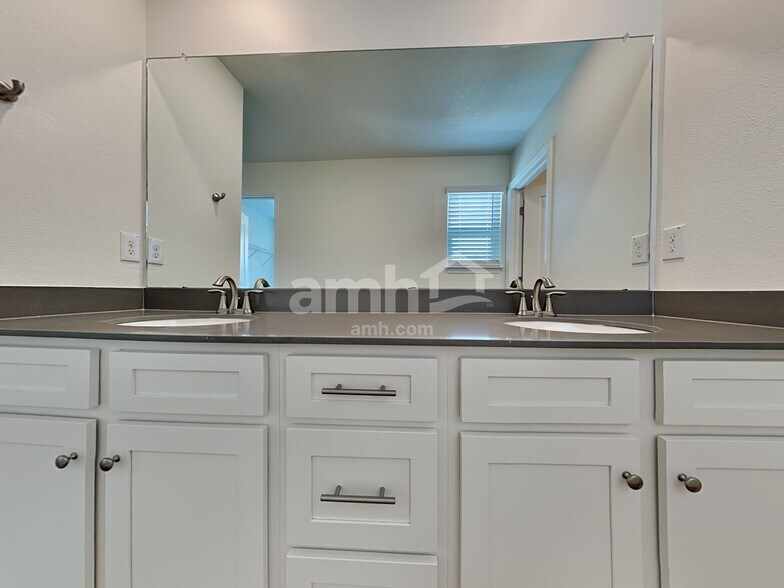 Building Photo - 27067 St Andrews Ave