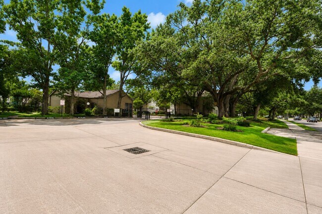 Building Photo - 10053 Westpark Dr