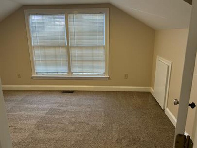 Building Photo - 2 Bedroom/2 Bath Duplex Available Across F...