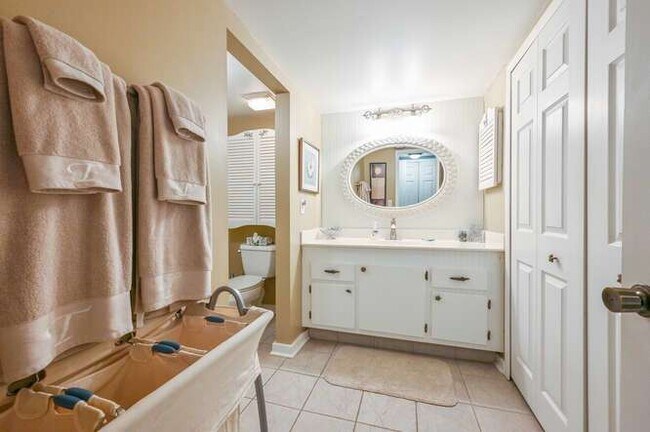 Building Photo - Charming 2-Bed, 2-Bath Condo with Lanai – ...