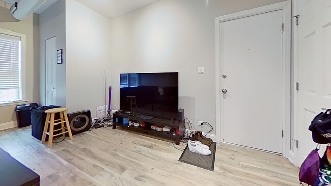 Building Photo - Top Floor East Lakeview Studio
