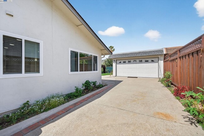 Building Photo - 1810 Peary Way