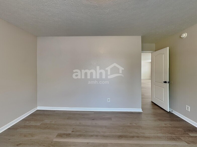Building Photo - 12831 Silvaire Farm Rd