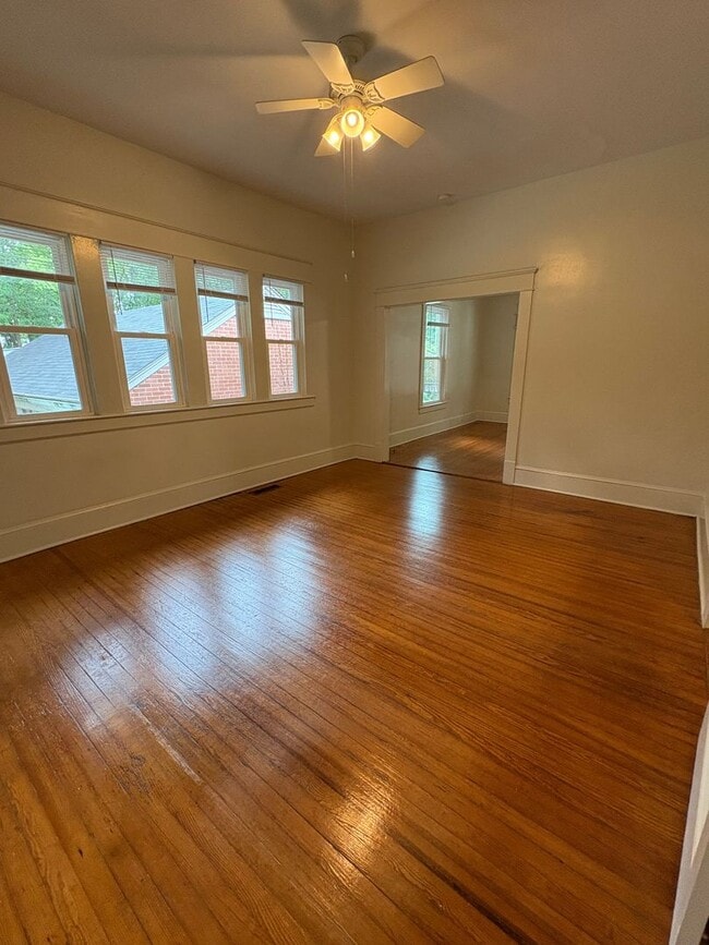 Building Photo - Spacious 3 Bedroom 2 Bath Trinity Park Hou...
