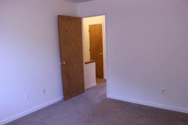 Building Photo - North Raleigh Townhouse Convenient to Scho...