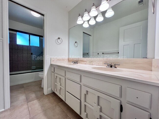 Building Photo - 9193 N Fowler Ave