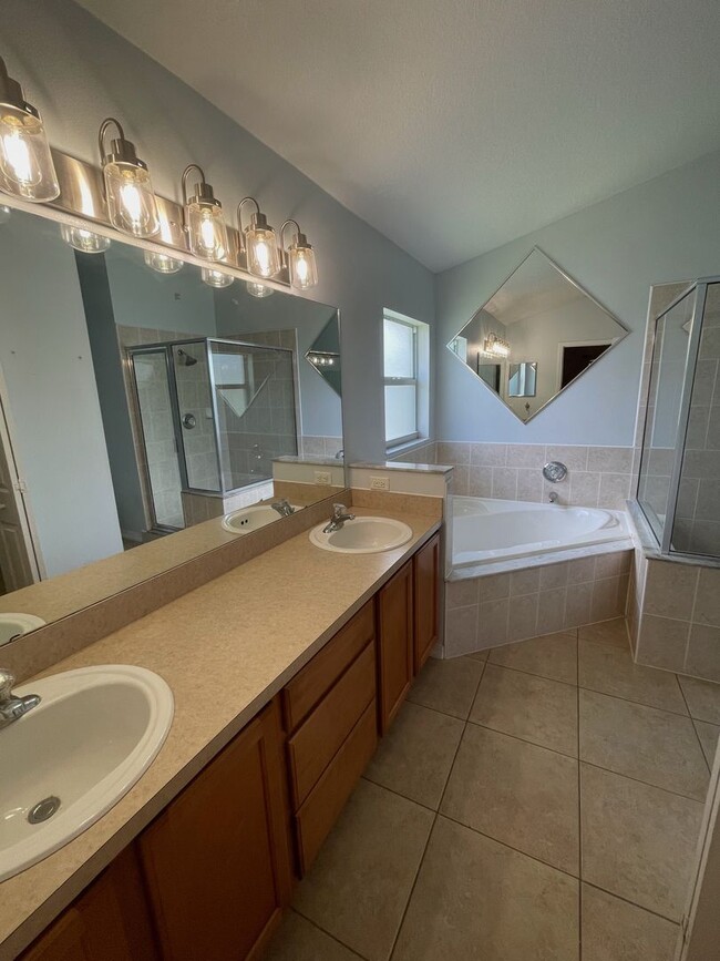 Building Photo - Beautiful 3/2 Fenced in Single Family Home...