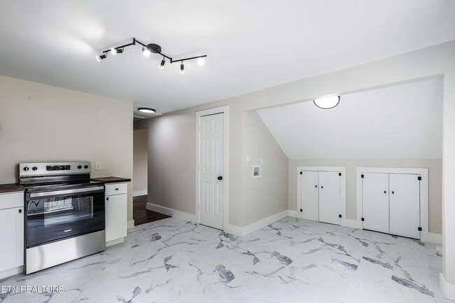 Building Photo - 1287 E Harper Ave