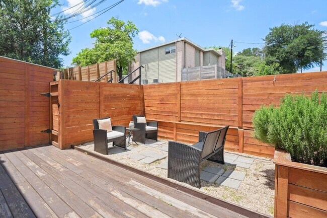 Building Photo - 6410 Chimney Creek Cir