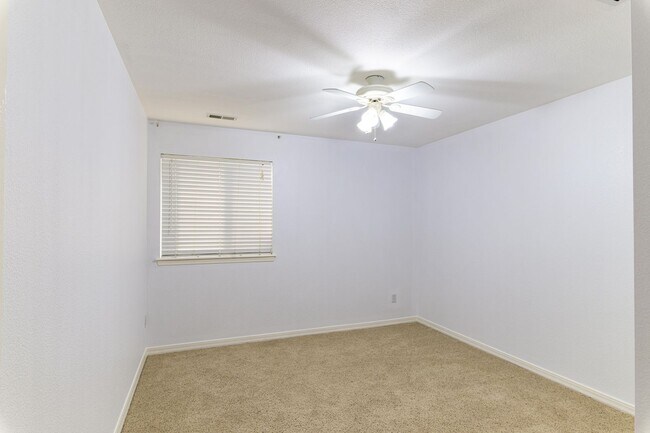 Building Photo - Private Oasis with Panoramic Mountain Views – 4 BR Plus Bonus Room / Office