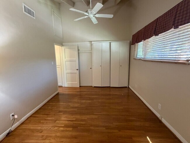 Building Photo - Spacious & Charming 3 Bedroom and a Den Home with Beautiful Updates