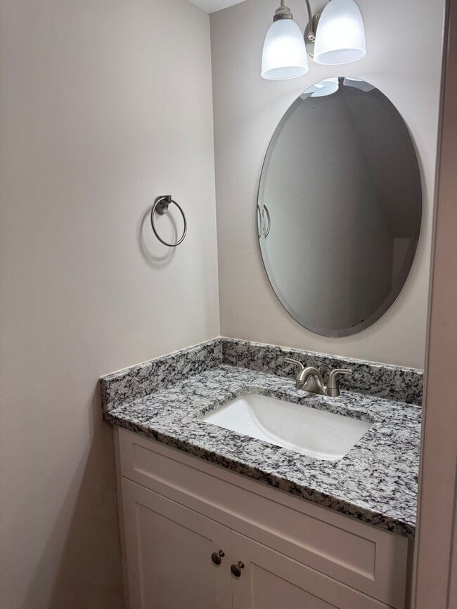 Building Photo - 1006 10th Ave NE