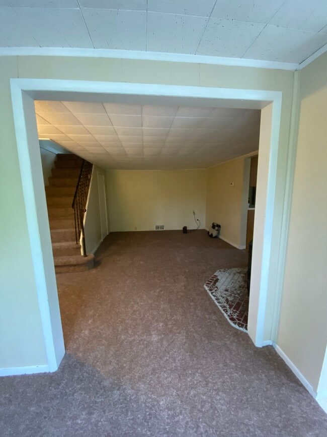 Building Photo - AVAILABLE MAY 2026 - Check out this 2 Bedroom Home w/ Garage in Duquesne Heights!