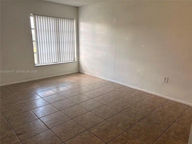 Building Photo - 4168 Inverrary Dr