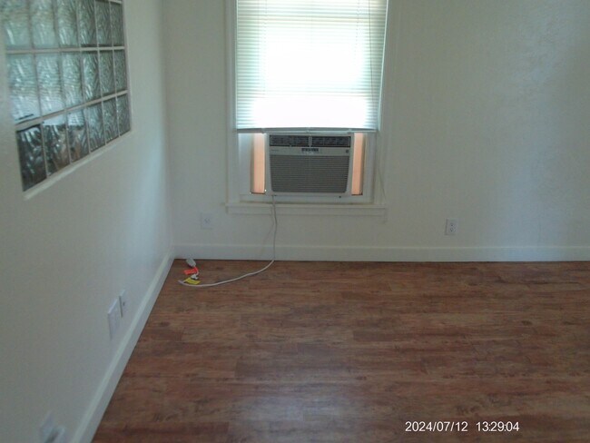 Building Photo - 916 12th St