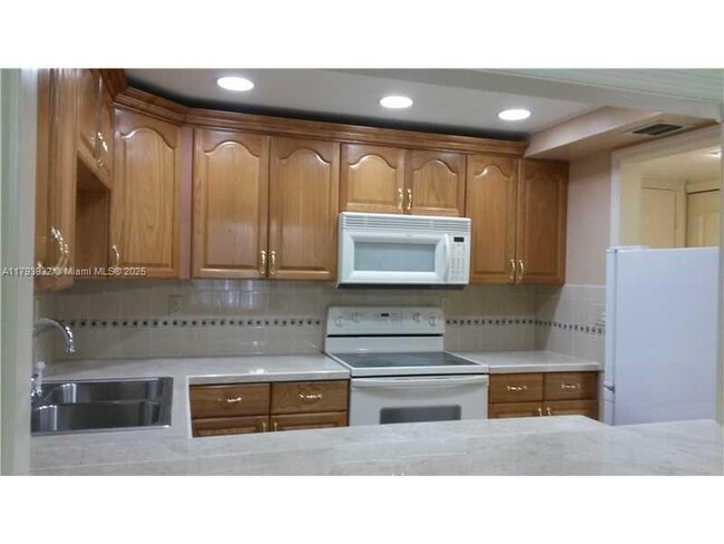 Building Photo - 9301 SW 92nd Ave