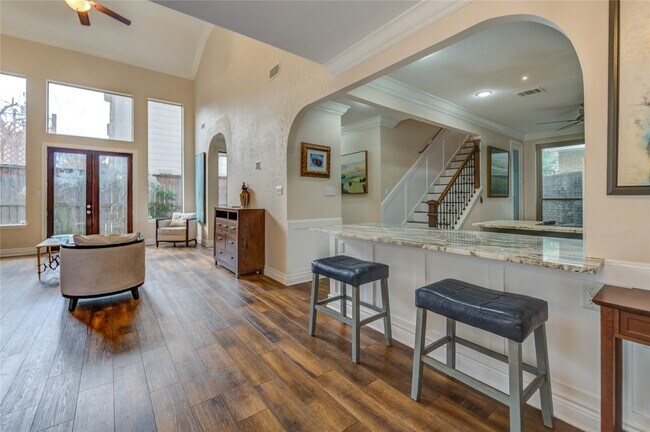 Building Photo - 2527 Potomac Dr