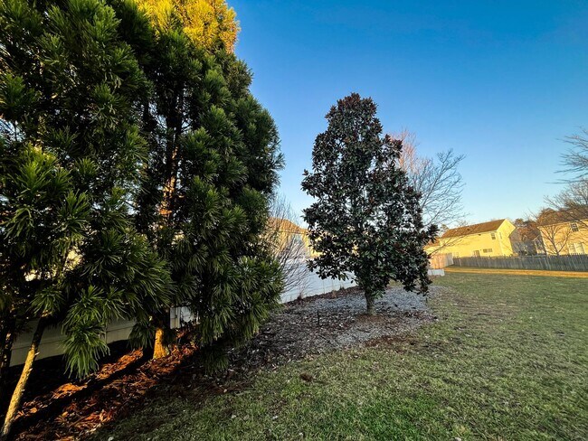 Building Photo - Gorgeous 4 Bedroom, 2 1/2 Bathroom Home in...