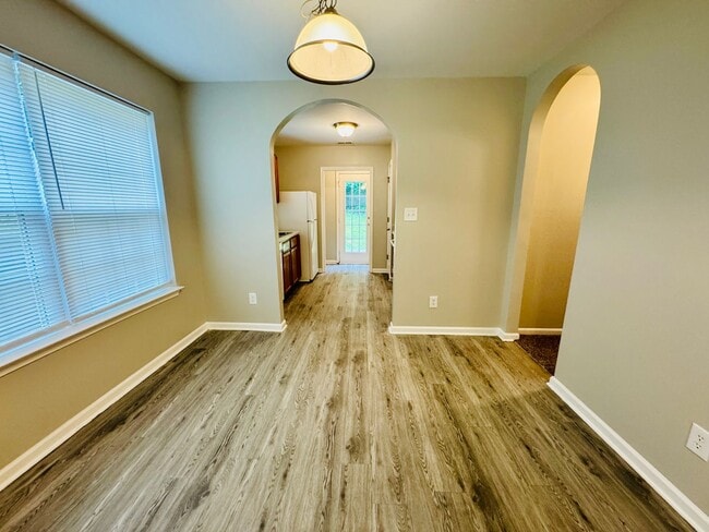 Building Photo - Move-in ready!