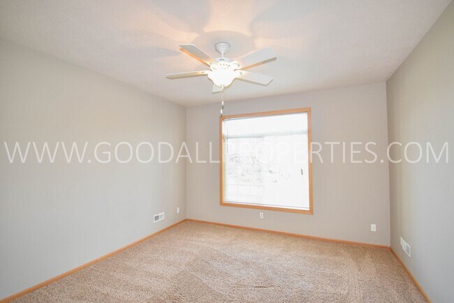 Building Photo - 2 Bedroom 2 bath Town Home in West Des Moines