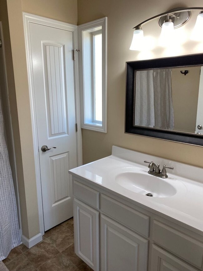 Building Photo - One Level Lake Gaston Home - Hubquarter Cr...
