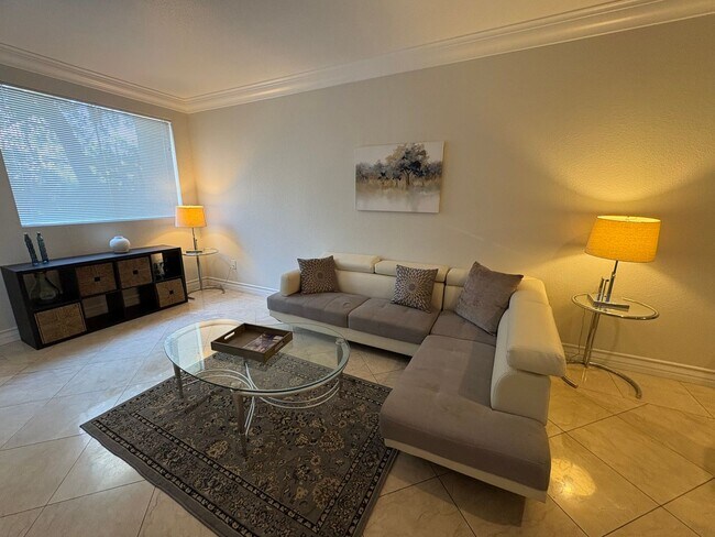 Building Photo - Spacious fully furnished 1 bedroom condo l...
