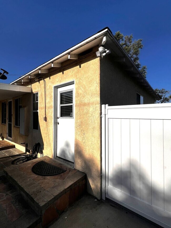 Building Photo - Single Family. 3-bed Home - Desireable Neighborhood!