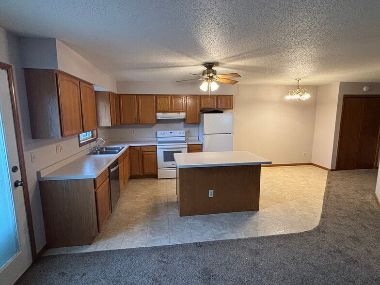 Building Photo - 125 Rosewood Ln S